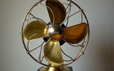 Ventilateur vintage en laiton avec pales polies